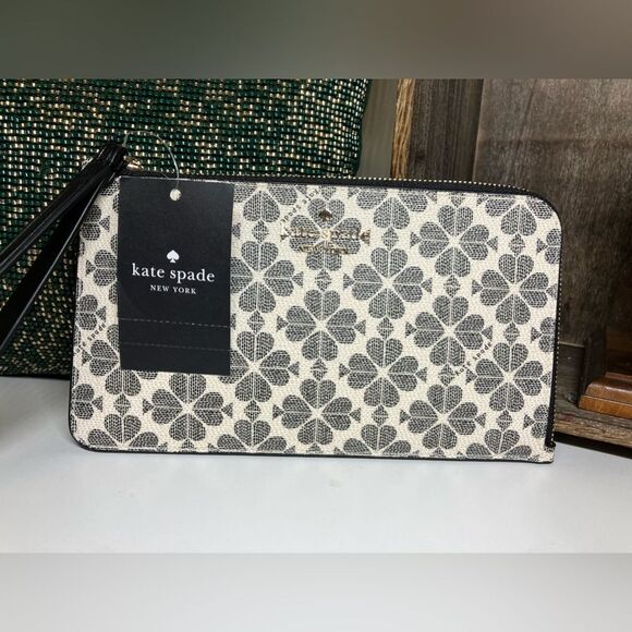 Lucy Spade Flower Medium L-zip Wristlet/Clutch - Picture 2 of 8